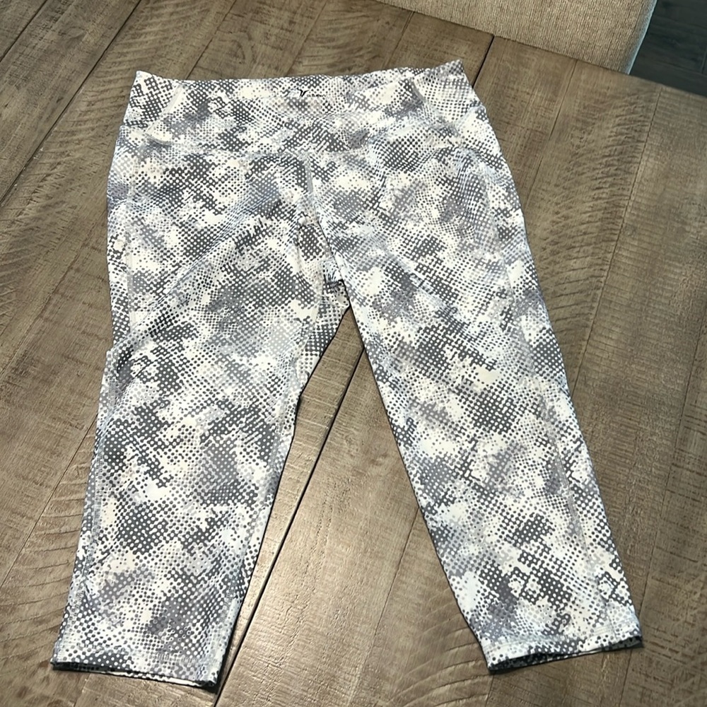 Old Navy Active Go Dry Capri Leggings Gray And White Size X- Large EUC